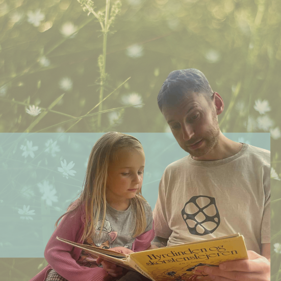 Far og datter, Betty, læser højt